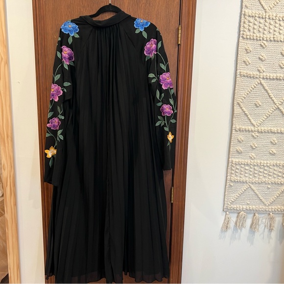 ASOS DESIGN Tall pleated midi shirt dress with embroidered sleeves in black - Picture 4 of 7